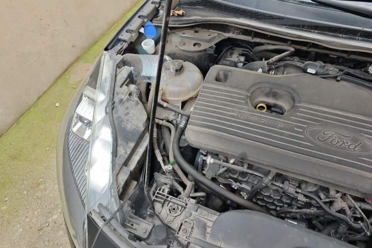 Used Ford Escape 2020 EcoBoost 245 Two-Wheel-Drive Titanium Edition Engine Bay Right