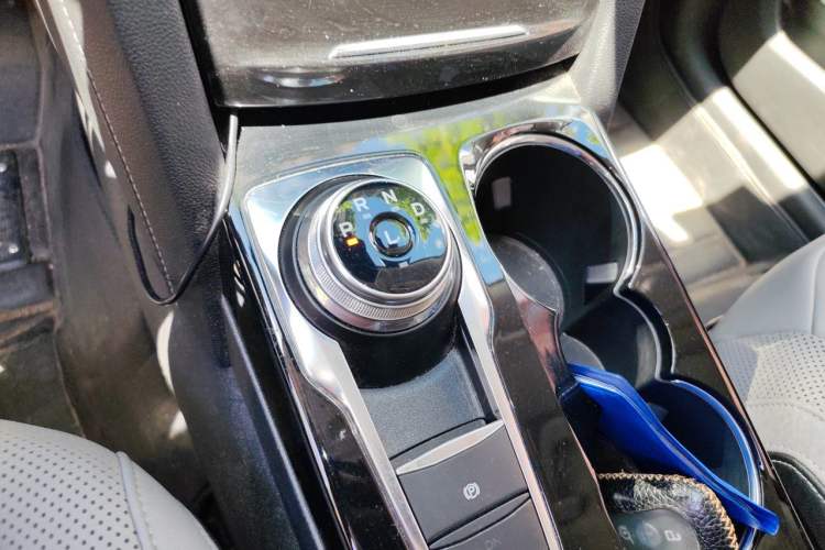 Used Ford Escape 2020 EcoBoost 245 Four-Wheel Drive Luxury Edition Gear Lever