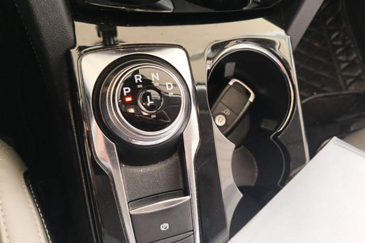 Used Ford Escape 2020 EcoBoost 245 Four-Wheel Drive Luxury Edition Gear Lever