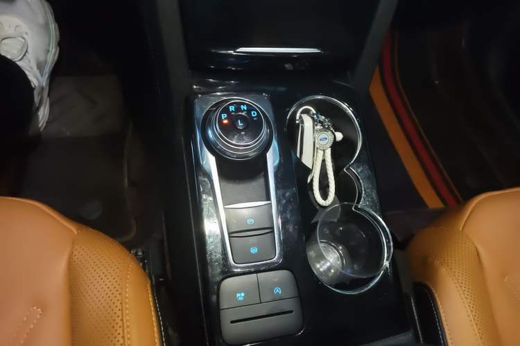 Used Ford Escape 2020 EcoBoost 245 Four-Wheel Drive Luxury Edition Gear Lever