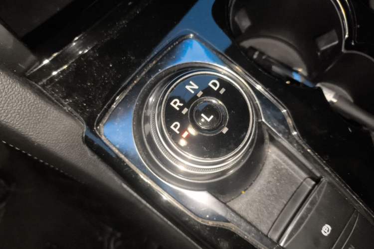 Used Ford Escape 2020 EcoBoost 245 Two-Wheel-Drive Titanium Edition Gear Lever