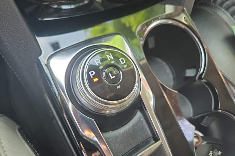 Used Ford Escape 2020 EcoBoost 245 Four-Wheel Drive Luxury Edition Gear Lever
