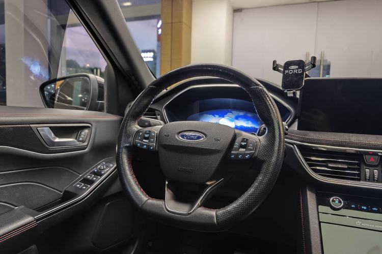 Used Ford Escape 2020 EcoBoost 245 Four-Wheel Drive ST-LINE Deluxe Edition Interior 10