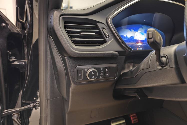 Used Ford Escape 2020 EcoBoost 245 Four-Wheel Drive ST-LINE Deluxe Edition Interior 11