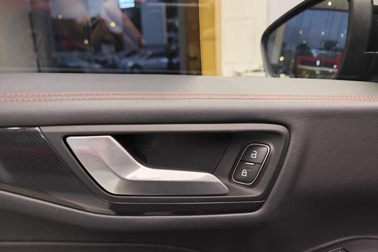 Used Ford Escape 2020 EcoBoost 245 Four-Wheel Drive ST-LINE Deluxe Edition Interior 14