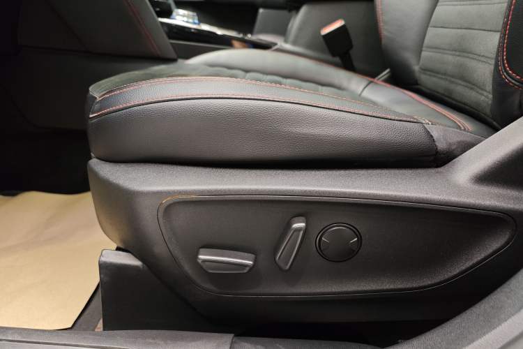 Used Ford Escape 2020 EcoBoost 245 Four-Wheel Drive ST-LINE Deluxe Edition Interior 9