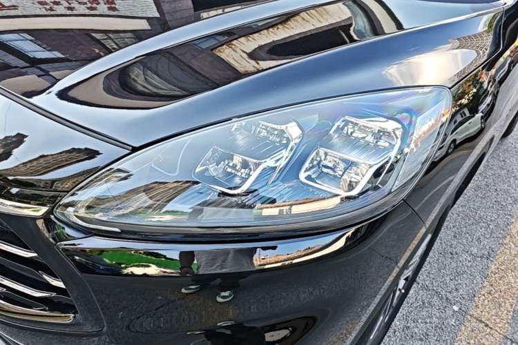 Used Ford Escape 2020 EcoBoost 245 Four-Wheel Drive Titanium Edition Left Front Headlight