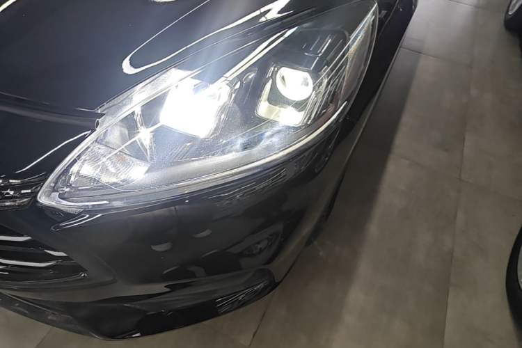 Used Ford Escape 2020 EcoBoost 245 Two-Wheel-Drive Comfort Edition Left Front Headlight