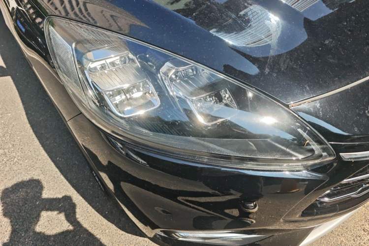 Used Ford Escape 2020 EcoBoost 245 Two-Wheel-Drive Titanium Edition Right Front Headlight