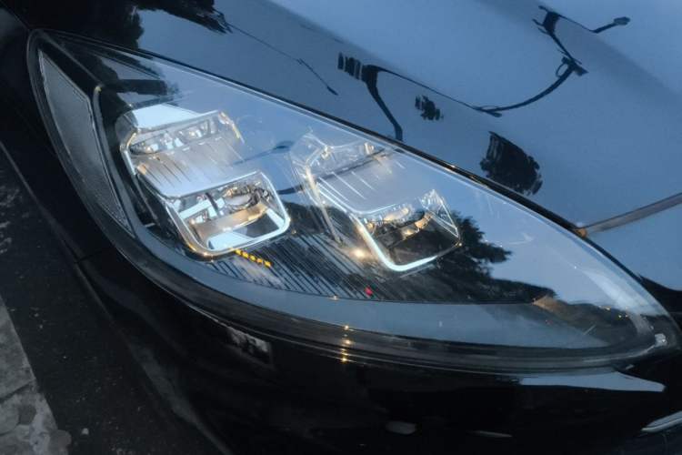 Used Ford Escape 2020 EcoBoost 245 Two-Wheel-Drive Titanium Edition Right Front Headlight