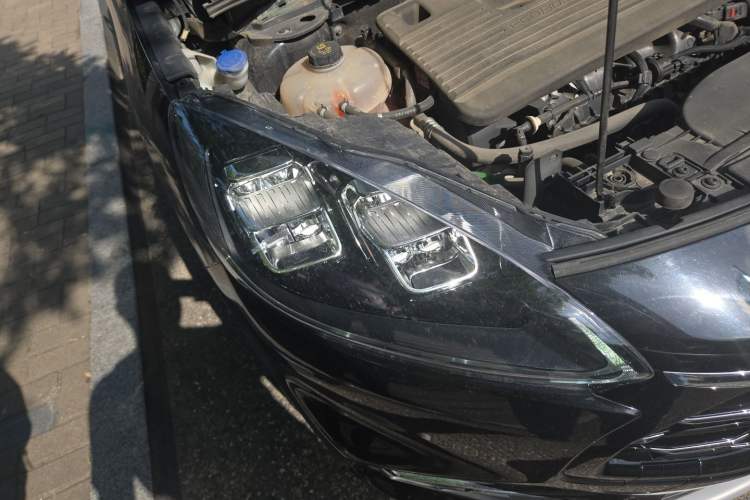 Used Ford Escape 2020 EcoBoost 245 Four-Wheel Drive Luxury Edition Right Front Headlight