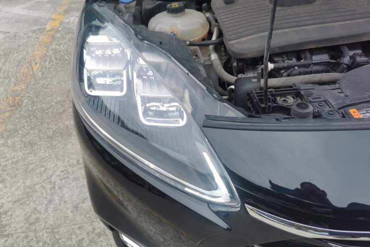 Used Ford Escape 2020 EcoBoost 245 Four-Wheel Drive Titanium Edition Right Front Headlight
