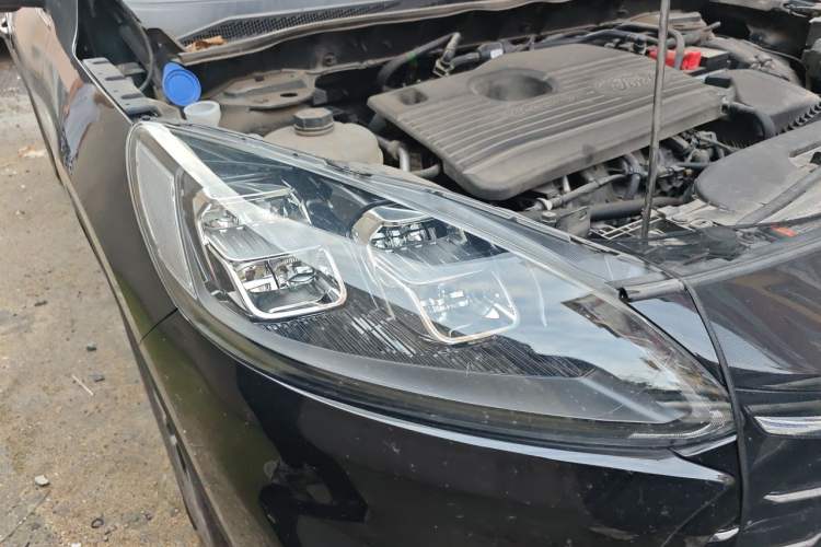 Used Ford Escape 2020 EcoBoost 245 Two-Wheel-Drive Titanium Edition Right Front Headlight