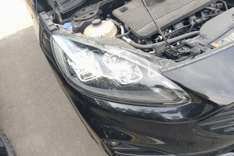Used Ford Escape 2020 EcoBoost 245 Four-Wheel Drive ST-LINE Deluxe Edition Right Front Headlight