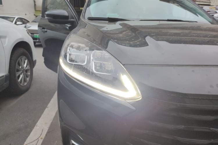 Used Ford Escape 2020 EcoBoost 245 Two-Wheel-Drive Titanium Edition Right Front Headlight