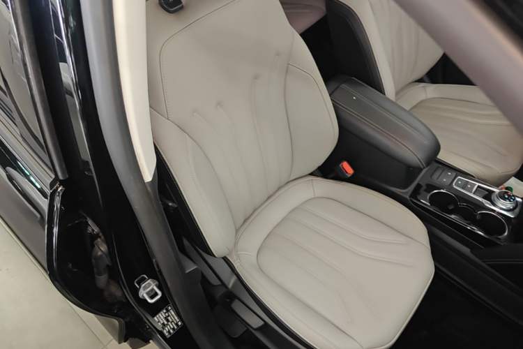 Used Ford Escape 2020 EcoBoost 245 Two-Wheel-Drive Comfort Edition Right Front Seat