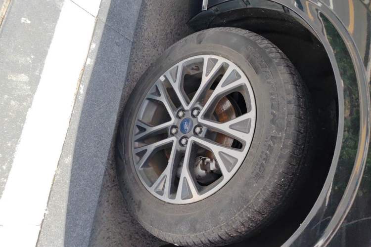 Used Ford Escape 2020 EcoBoost 245 Four-Wheel Drive Luxury Edition Right Front Wheel Hub