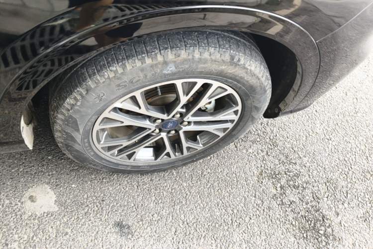 Used Ford Escape 2020 EcoBoost 245 Four-Wheel Drive Luxury Edition Right Front Wheel Hub