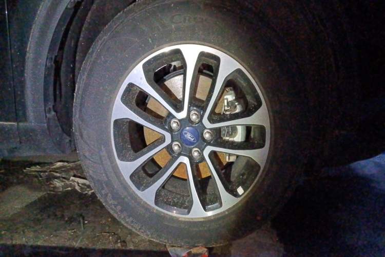 Used Ford Escape 2020 EcoBoost 245 Two-Wheel-Drive Comfort Edition Right Front Wheel Hub