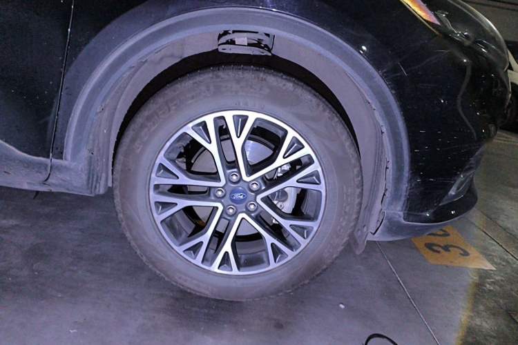 Used Ford Escape 2020 EcoBoost 245 Two-Wheel-Drive Titanium Edition Right Front Wheel Hub
