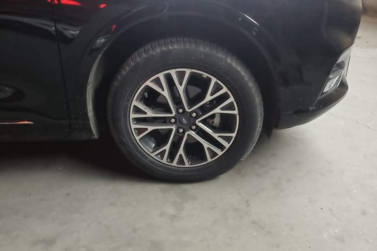 Used Ford Escape 2020 EcoBoost 245 Four-Wheel Drive Luxury Edition Right Front Wheel Hub