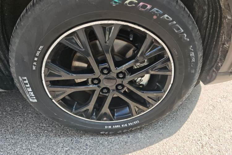 Used Ford Escape 2020 EcoBoost 245 Two-Wheel-Drive Titanium Edition Right Front Wheel Hub
