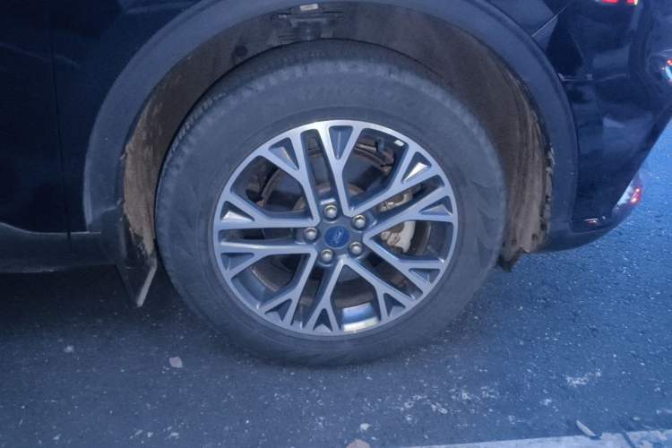 Used Ford Escape 2020 EcoBoost 245 Two-Wheel-Drive Titanium Edition Right Front Wheel Hub