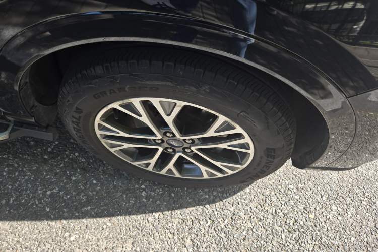 Used Ford Escape 2020 EcoBoost 245 Four-Wheel Drive Luxury Edition Right Front Wheel Hub