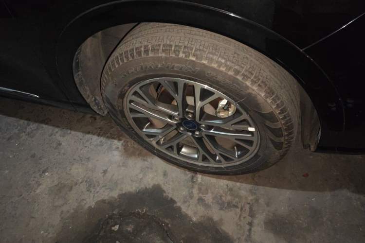 Used Ford Escape 2020 EcoBoost 245 Four-Wheel Drive Luxury Edition Right Front Wheel Hub