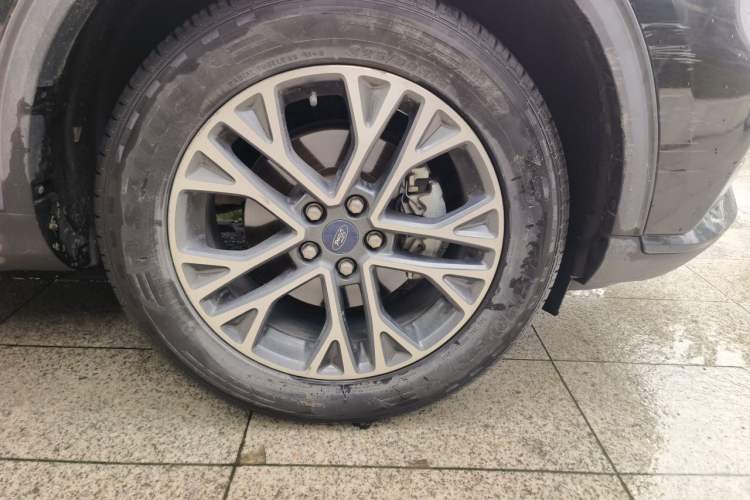 Used Ford Escape 2020 EcoBoost 245 Two-Wheel-Drive Titanium Edition Right Front Wheel Hub