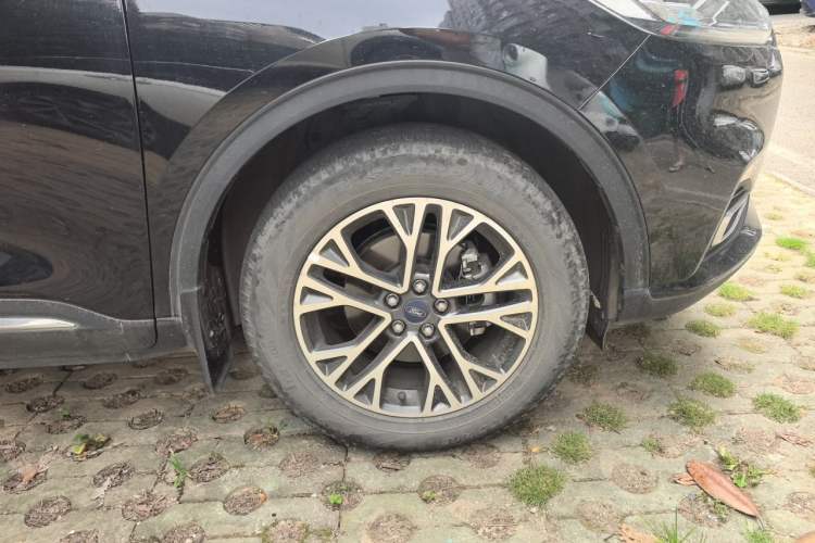 Used Ford Escape 2020 EcoBoost 245 Two-Wheel-Drive Titanium Edition Right Front Wheel Hub