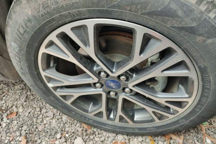 Used Ford Escape 2020 EcoBoost 245 Four-Wheel Drive Luxury Edition Right Front Wheel Hub