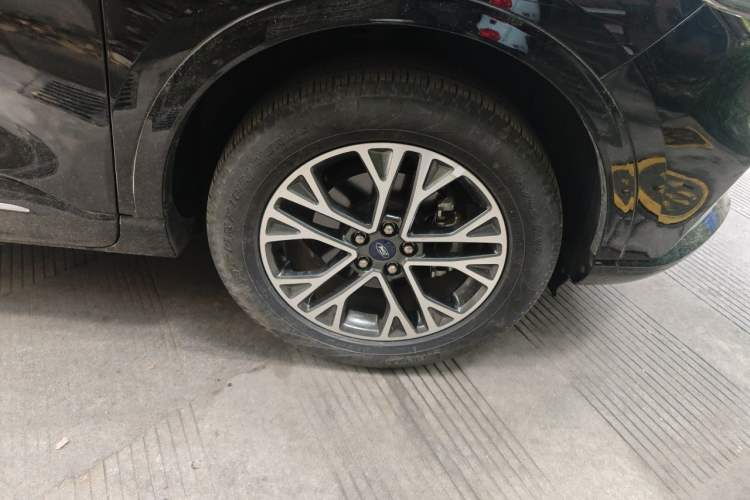 Used Ford Escape 2020 EcoBoost 245 Four-Wheel Drive Luxury Edition Right Front Wheel Hub