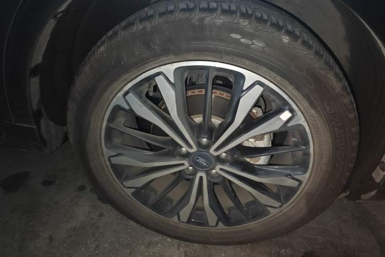 Used Ford Escape 2020 EcoBoost 245 Four-Wheel Drive ST-LINE Deluxe Edition Right Front Wheel Hub