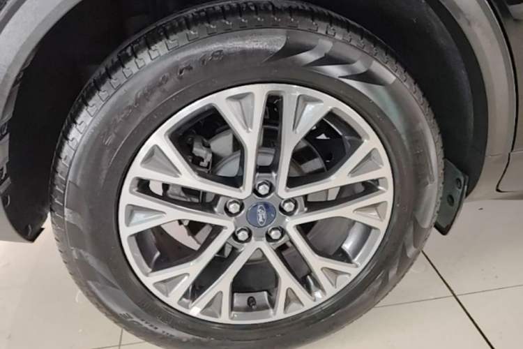 Used Ford Escape 2020 EcoBoost 245 Two-Wheel-Drive Titanium Edition Right Rear Wheel Hub