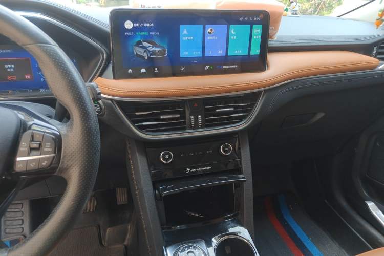 Used Ford Escape 2020 EcoBoost 245 Four-Wheel Drive Luxury Edition Audio And AC Panel