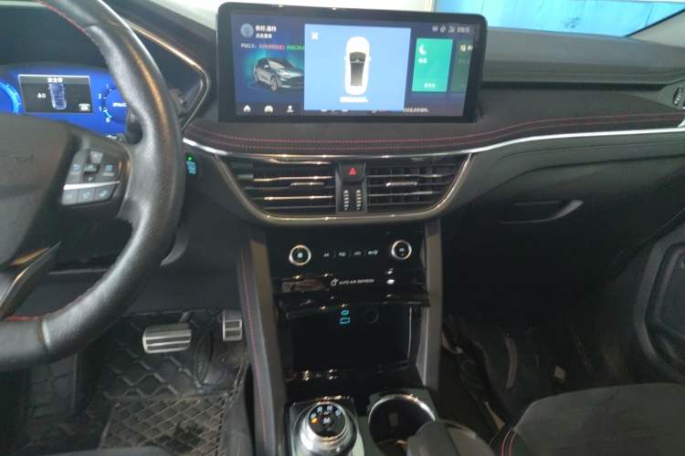 Used Ford Escape 2020 EcoBoost 245 Four-Wheel Drive ST-LINE Deluxe Edition Audio And AC Panel