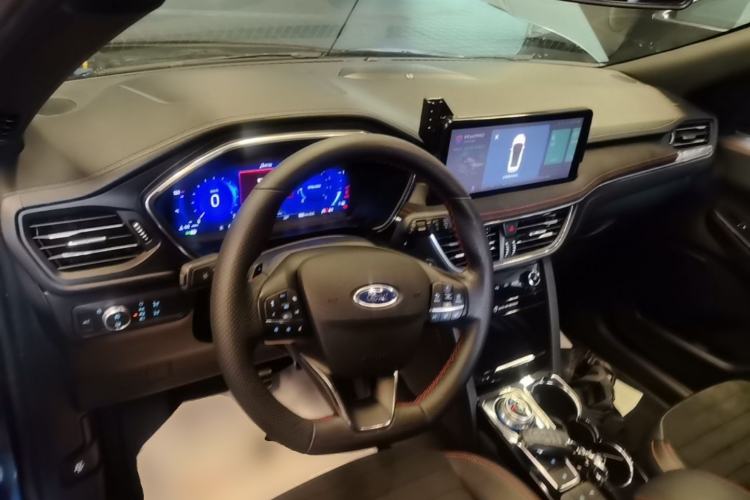 Used Ford Escape 2020 EcoBoost 245 Four-Wheel Drive ST-LINE Deluxe Edition Center Console