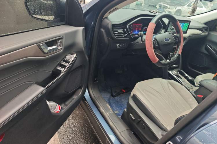 Used Ford Escape 2020 EcoBoost 245 Two-Wheel-Drive Titanium Edition Driver Seat