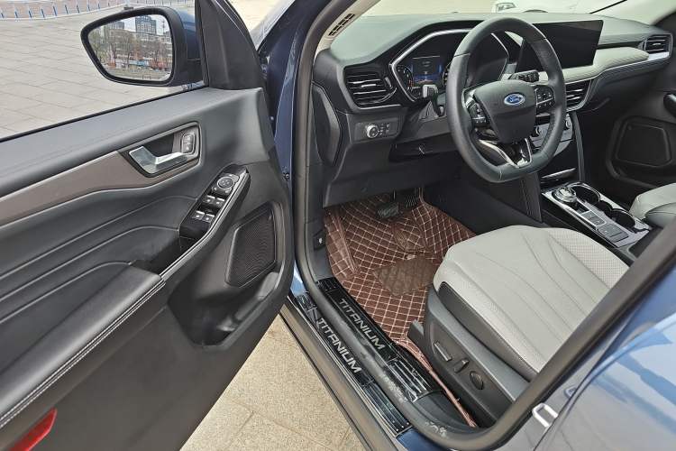 Used Ford Escape 2020 EcoBoost 245 Four-Wheel Drive Titanium Edition Driver Seat