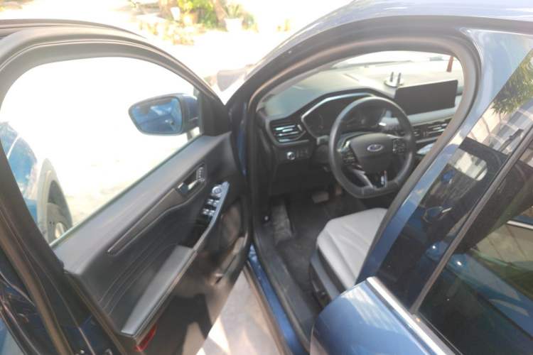Used Ford Escape 2020 EcoBoost 245 Two-Wheel-Drive Titanium Edition Driver Seat