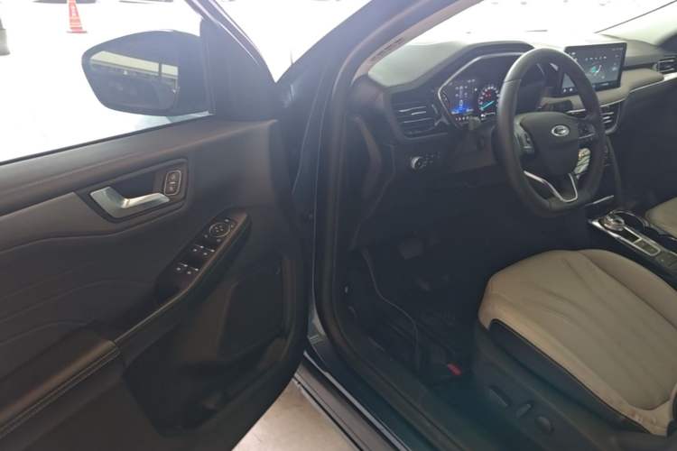Used Ford Escape 2020 EcoBoost 245 Two-Wheel-Drive Comfort Edition Driver Seat