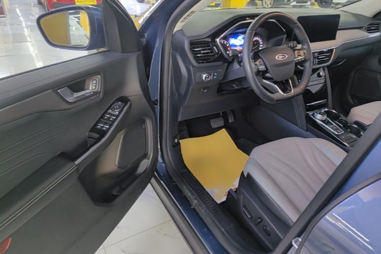 Used Ford Escape 2020 EcoBoost 245 Four-Wheel Drive Titanium Edition Driver Seat