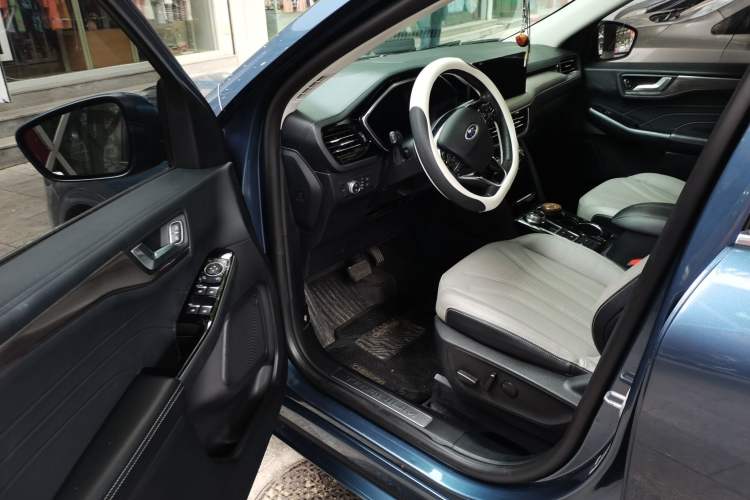 Used Ford Escape 2020 EcoBoost 245 Four-Wheel Drive Luxury Edition Driver Seat