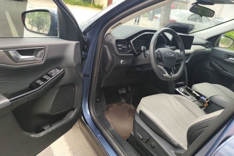 Used Ford Escape 2020 EcoBoost 245 Two-Wheel-Drive Titanium Edition Driver Seat
