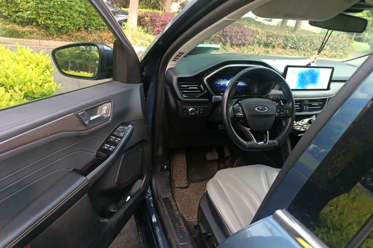 Used Ford Escape 2020 EcoBoost 245 Four-Wheel Drive Luxury Edition Driver Seat