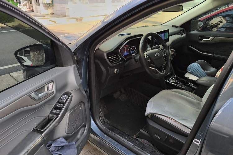 Used Ford Escape 2020 EcoBoost 245 Two-Wheel-Drive Titanium Edition Driver Seat