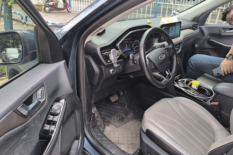 Used Ford Escape 2020 EcoBoost 245 Two-Wheel-Drive Titanium Edition Driver Seat
