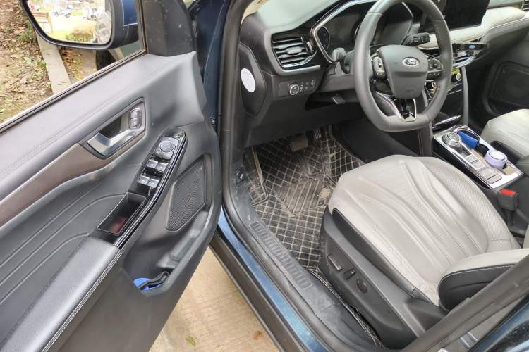 Used Ford Escape 2020 EcoBoost 245 Two-Wheel-Drive Titanium Edition Driver Seat