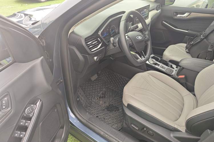 Used Ford Escape 2020 EcoBoost 245 Two-Wheel-Drive Titanium Edition Driver Seat